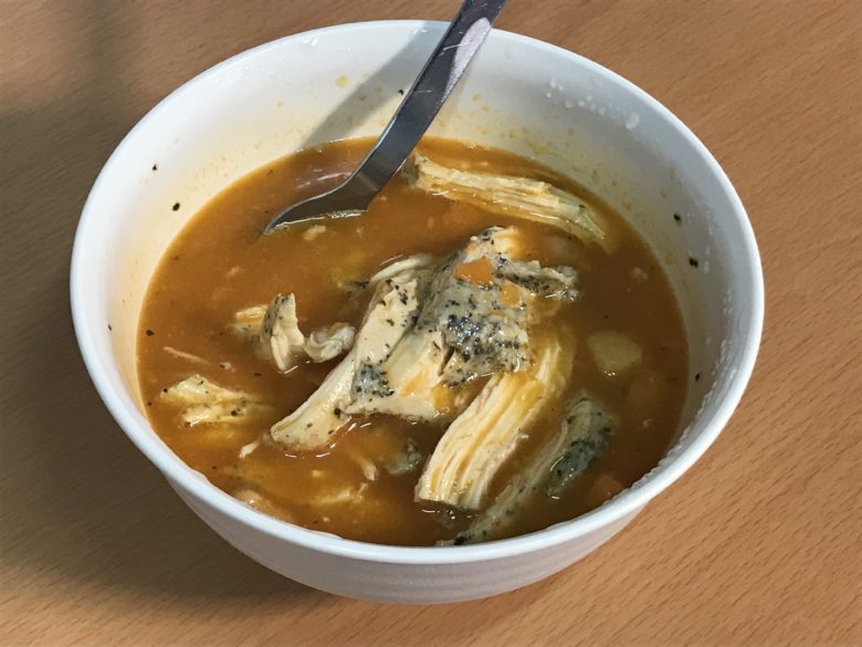 【サラダチキンで作るミネストローネ】とサラダチキンハーブを組み合わせた料理の写真
