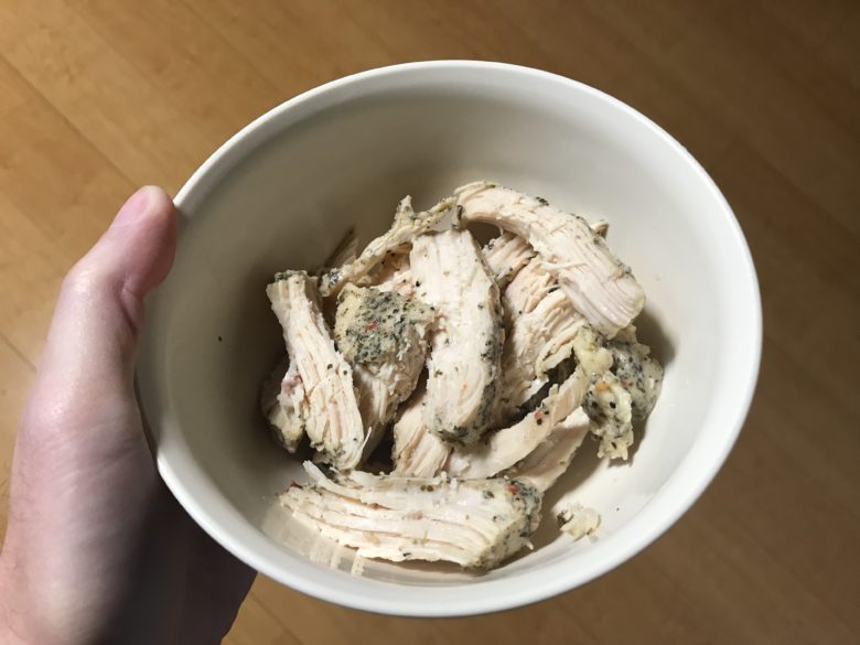 サラダチキンハーブをほぐした写真