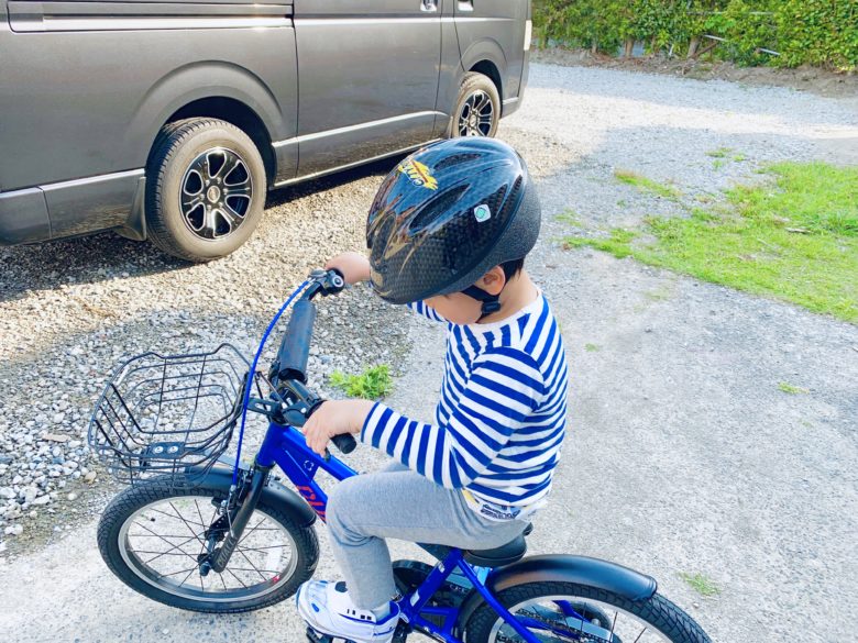 ヘルメットをかぶって自転車にのる子ども