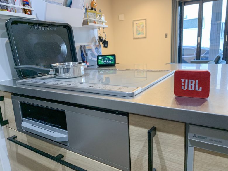 JBL GO2 レッドをキッチンで使用する写真