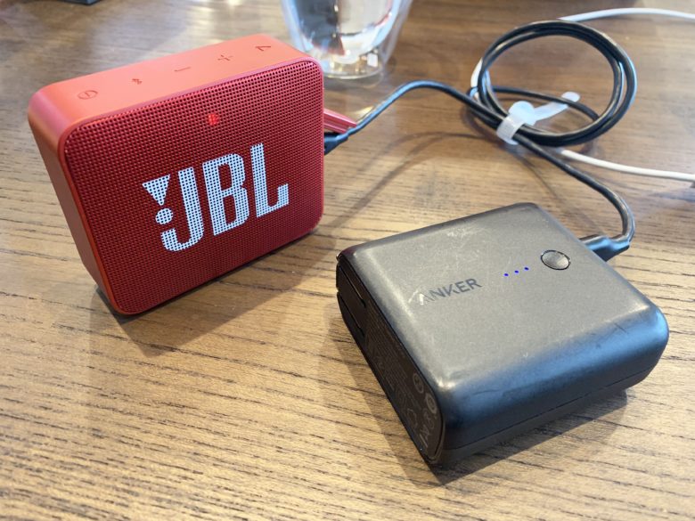 JBL GO2を充電しながら使っている様子