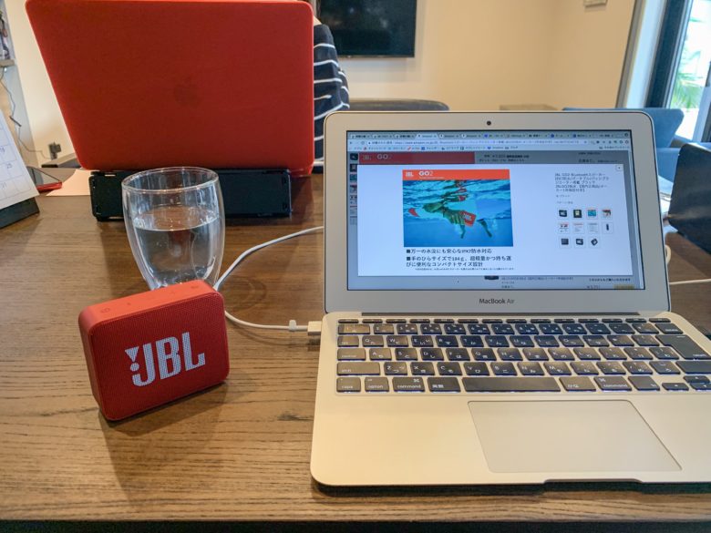 JBL GO2 レッドをダイニングテーブルで使用する写真