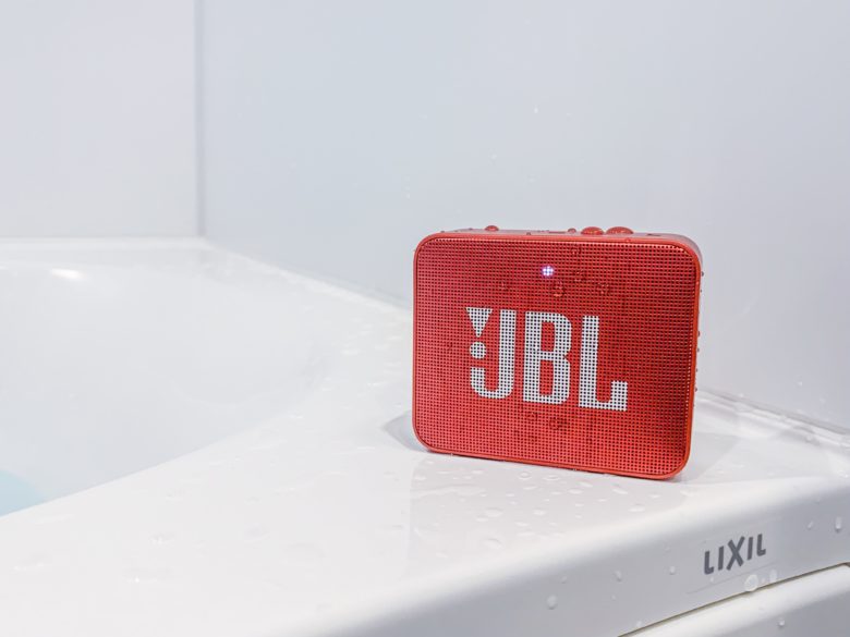 JBL GO2 レッドをお風呂で使用する写真