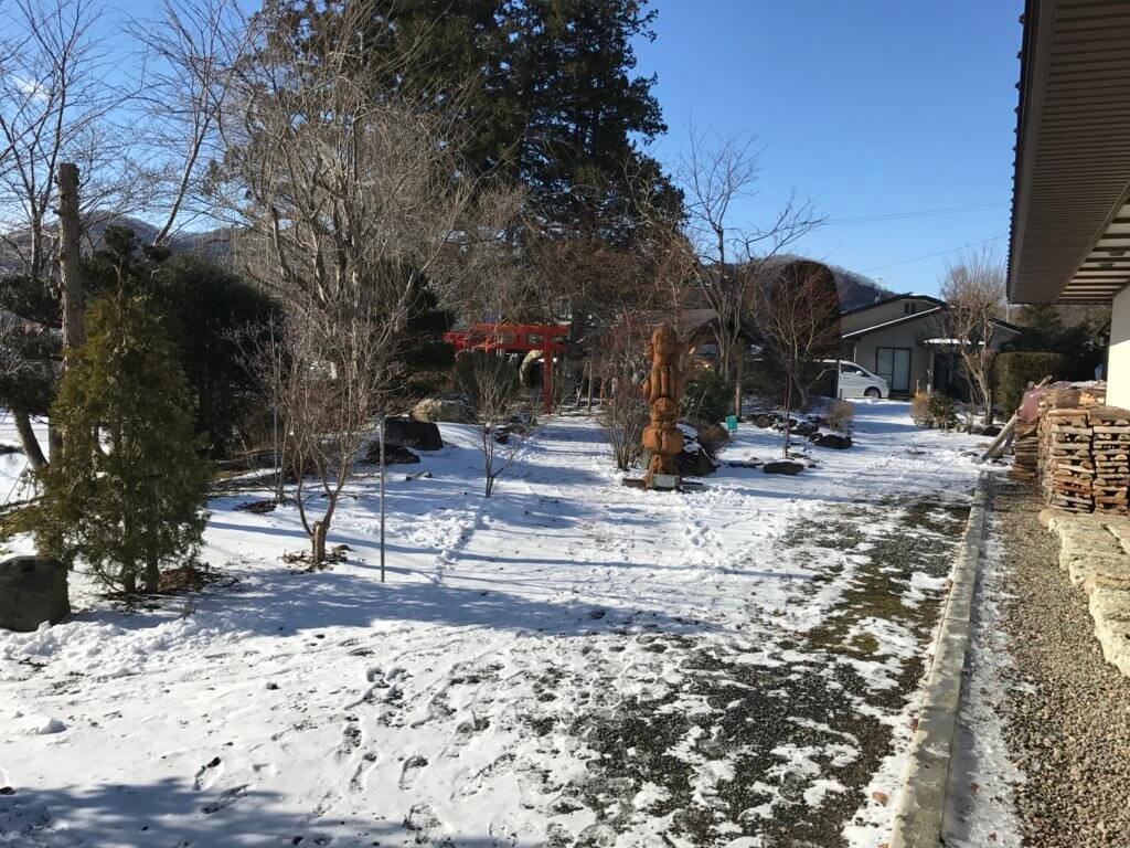 亀麿神社へ続く神社参拝口をでると雪景色